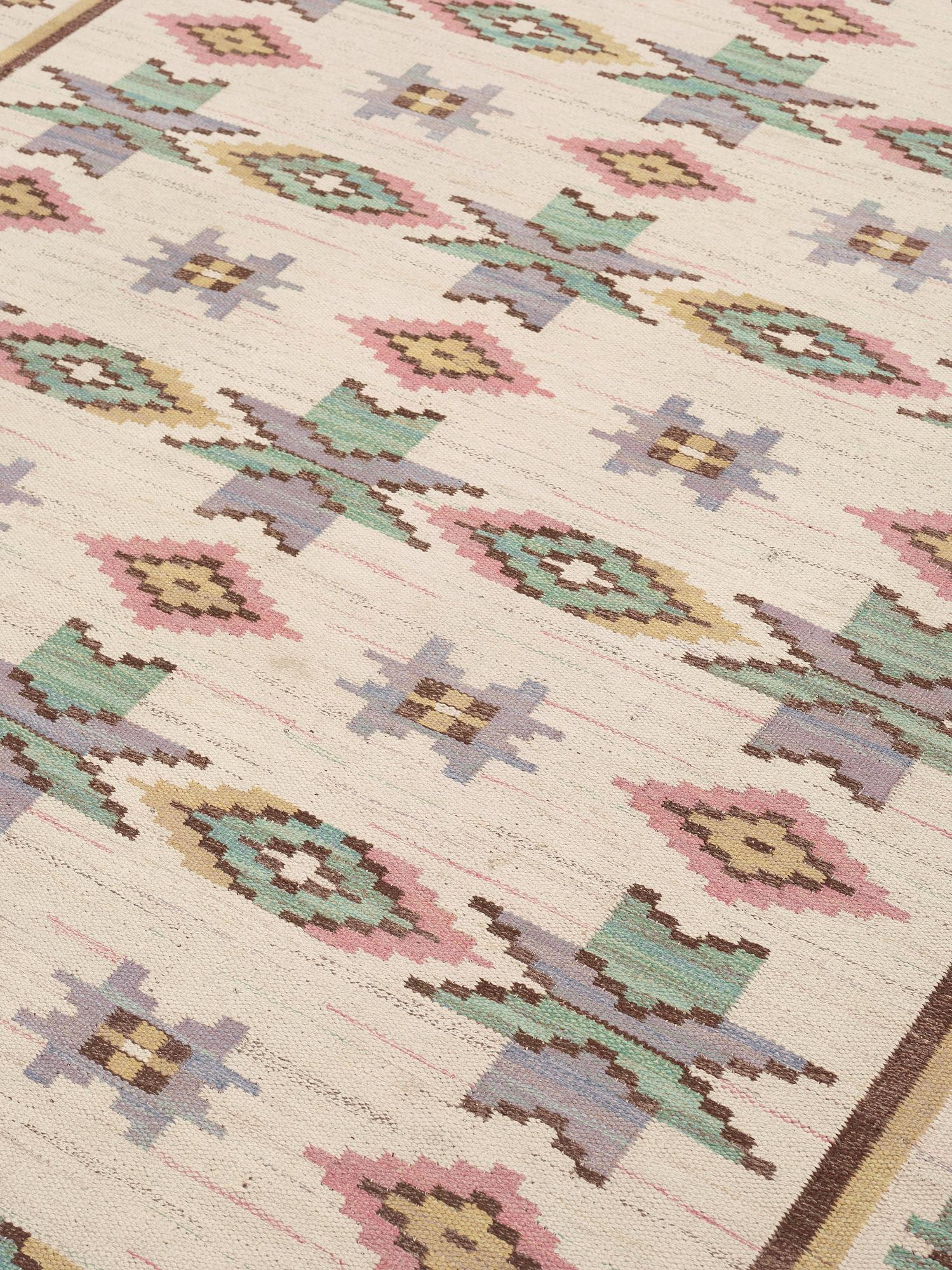 Märta Måås-Fjetterström, MATTA. "Vit botten". Rölakan. 345,5 x 241 cm. Signerad AB MMF.