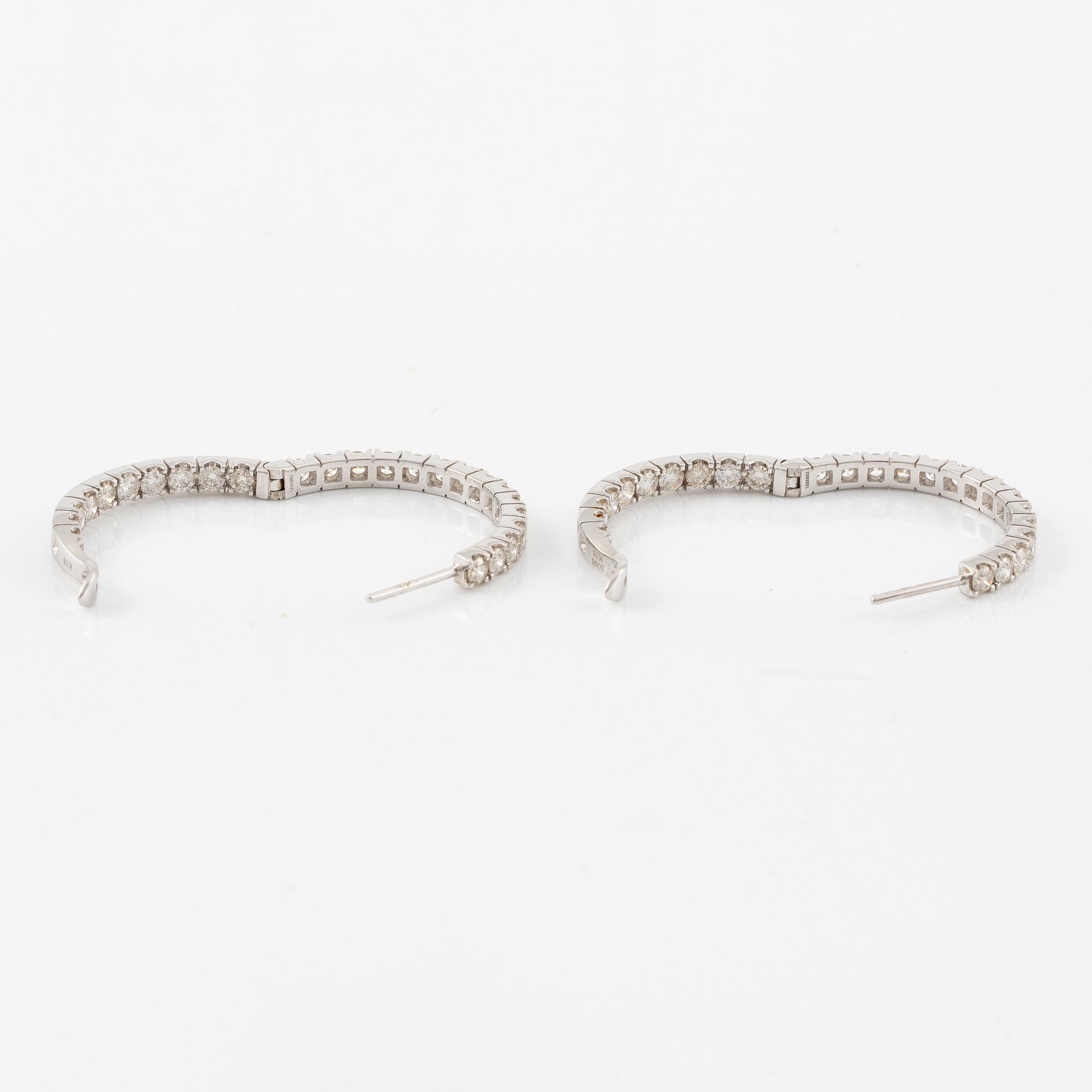 Örhängen, ett par, kreoler 18K vitguld med briljantslipade diamanter.