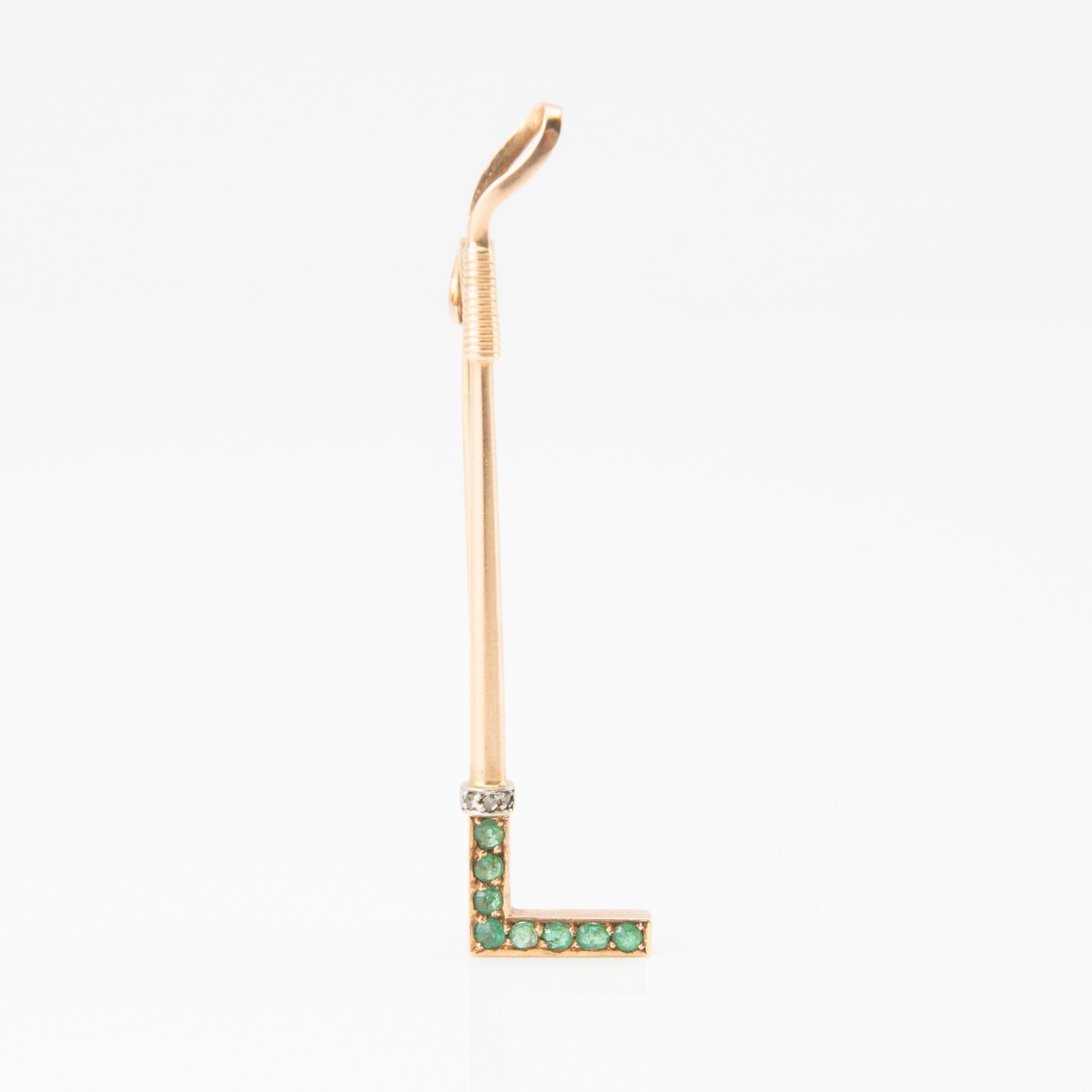 Brooch in the shape of a riding crop, 8K gold with faceted emeralds and ...