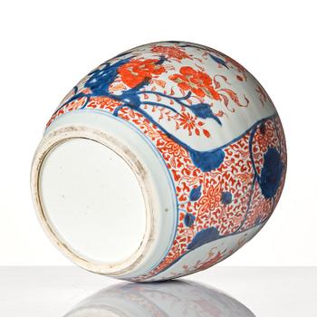 An imari jar, Qing dynasty, Kangxi (1662-1722).