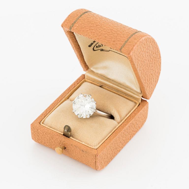 A platinum ring with a round brilliant-cut diamond.