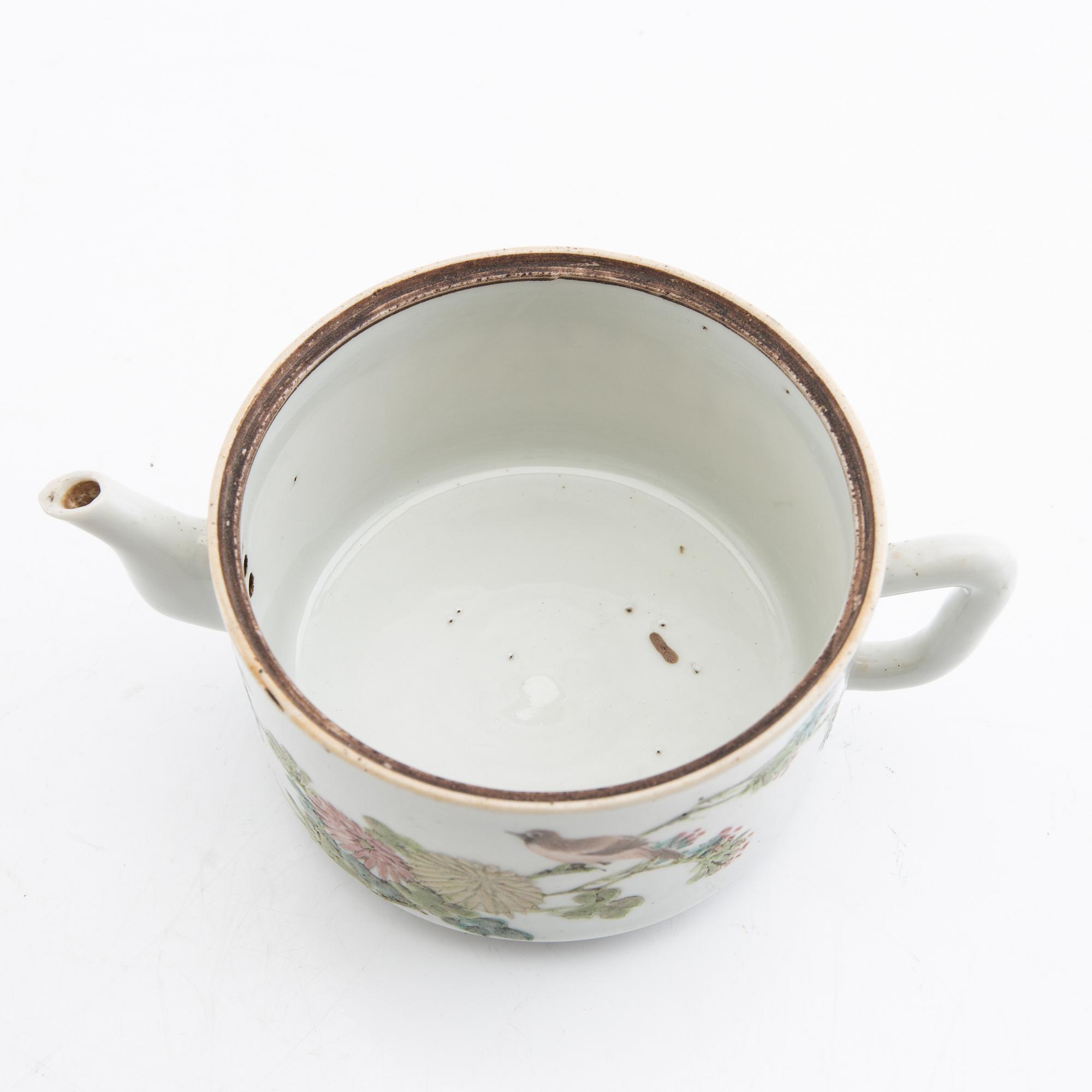 A set of three differently decorated tea pots with covers, Qing dynasty, 18century and 20th century.