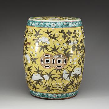 A yellow ground garden seat, late Qing dynasty.