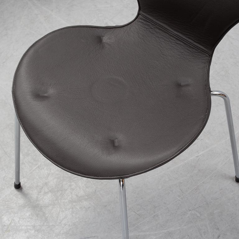 Arne Jacobsen, stolar, 4st, "Sjuan", Fritz Hansen, Danmark, 2000.