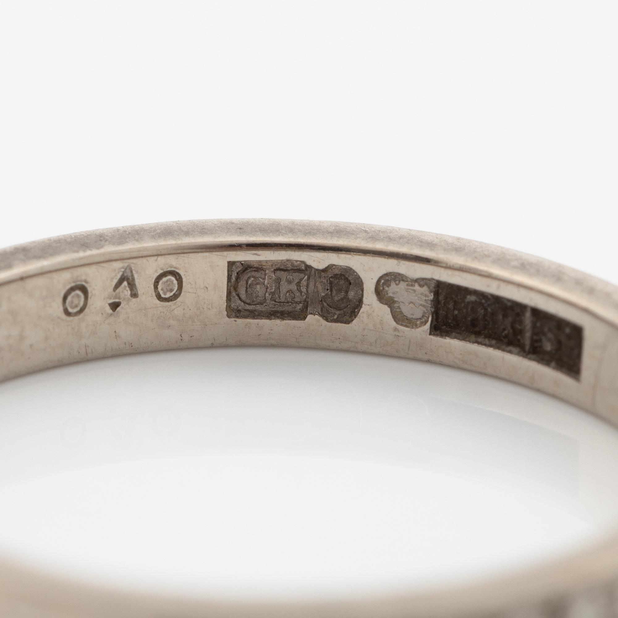 Ringar, 2 stycken, 18K vitguld med diamanter och smaragder.