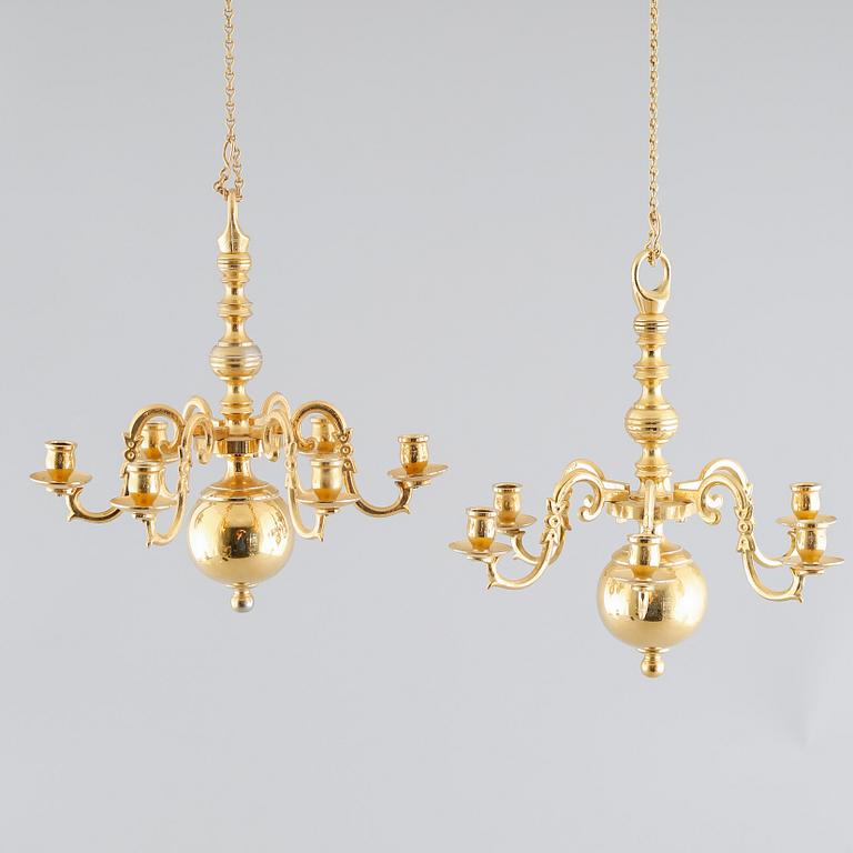 A pair of small baroque style chandeliers, late 20th century, hight 21 cm.