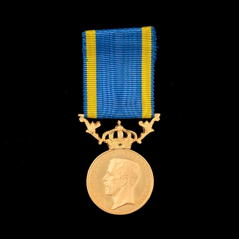 MEDALJ, 23k guld, "För nit och redlighet", Gustav V, 1946. Vikt ca 13g.