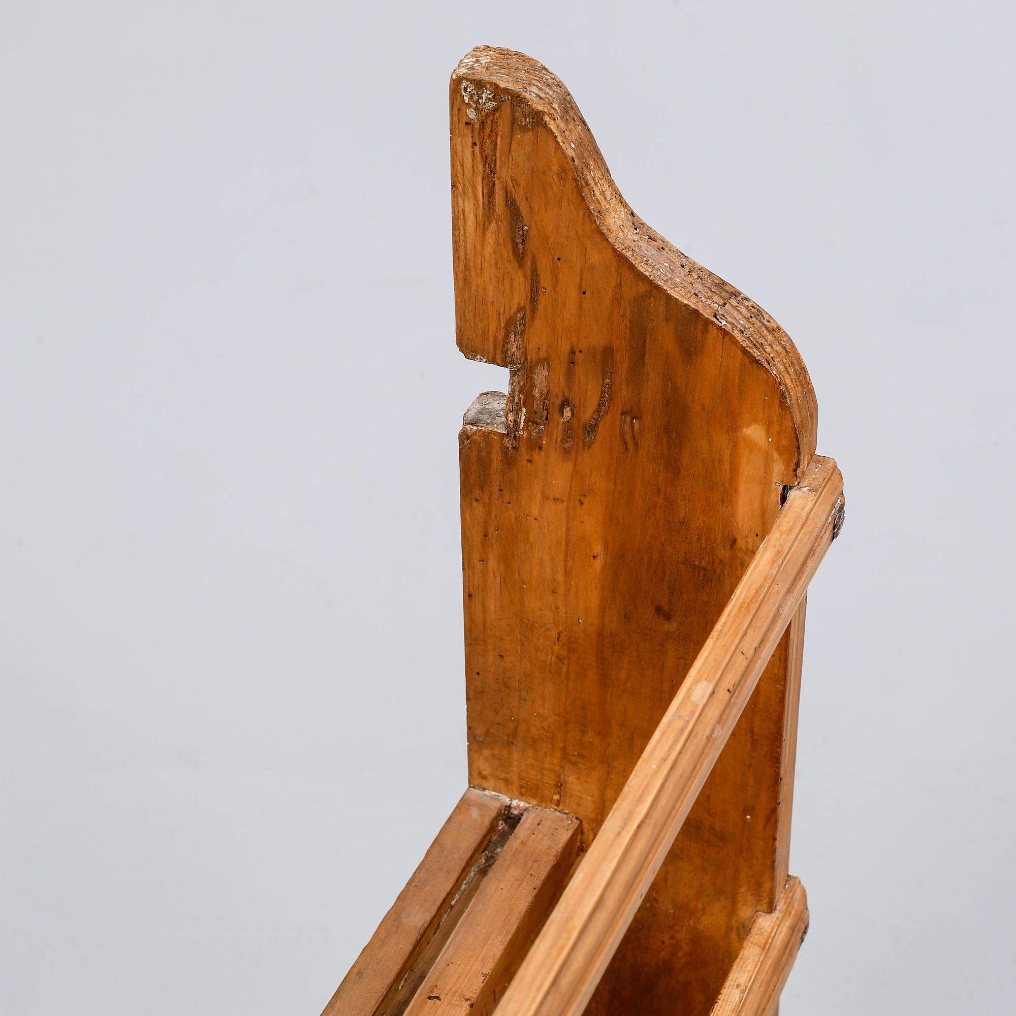 A shelf for plates, around the year 1900.