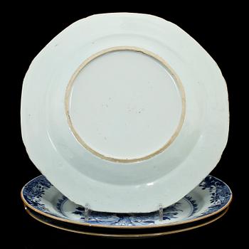 TALLRIKAR, 3 st, samt STEKFAT, porslin, Kina, 1700-tal.