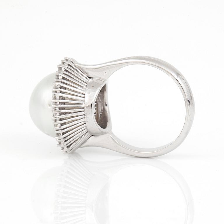 RING, 18K vitguld med odlad 'South Sea' pärla och diamanter totalt ca 0.53 ct. Total vikt ca 10,1 g.