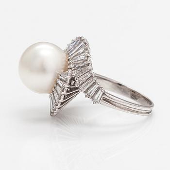 An 18K white gold ring with a south sea pearl and ca. 2.00 ct of diamonds.