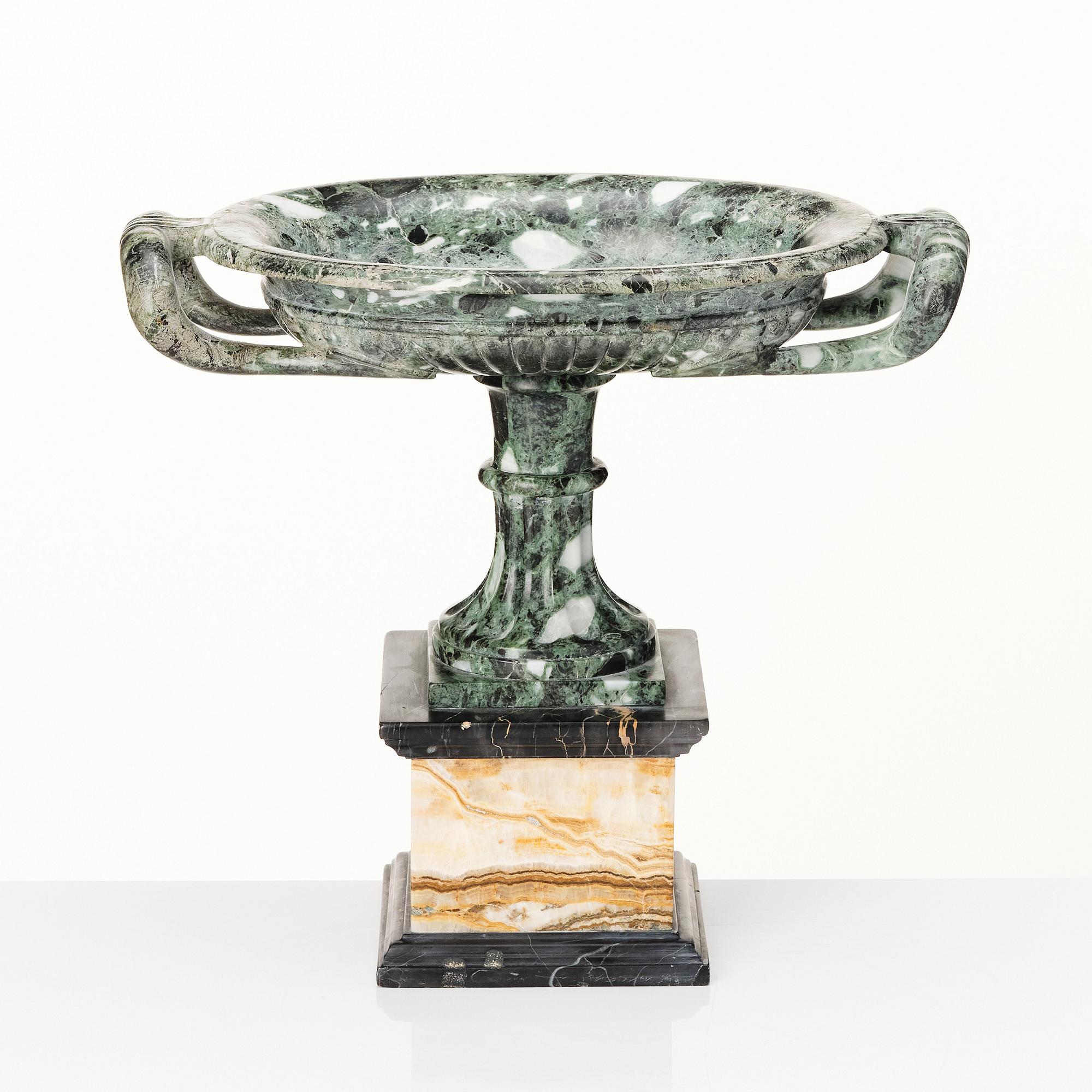 A presumably Italian marble and onyx tazza, around year 1900.