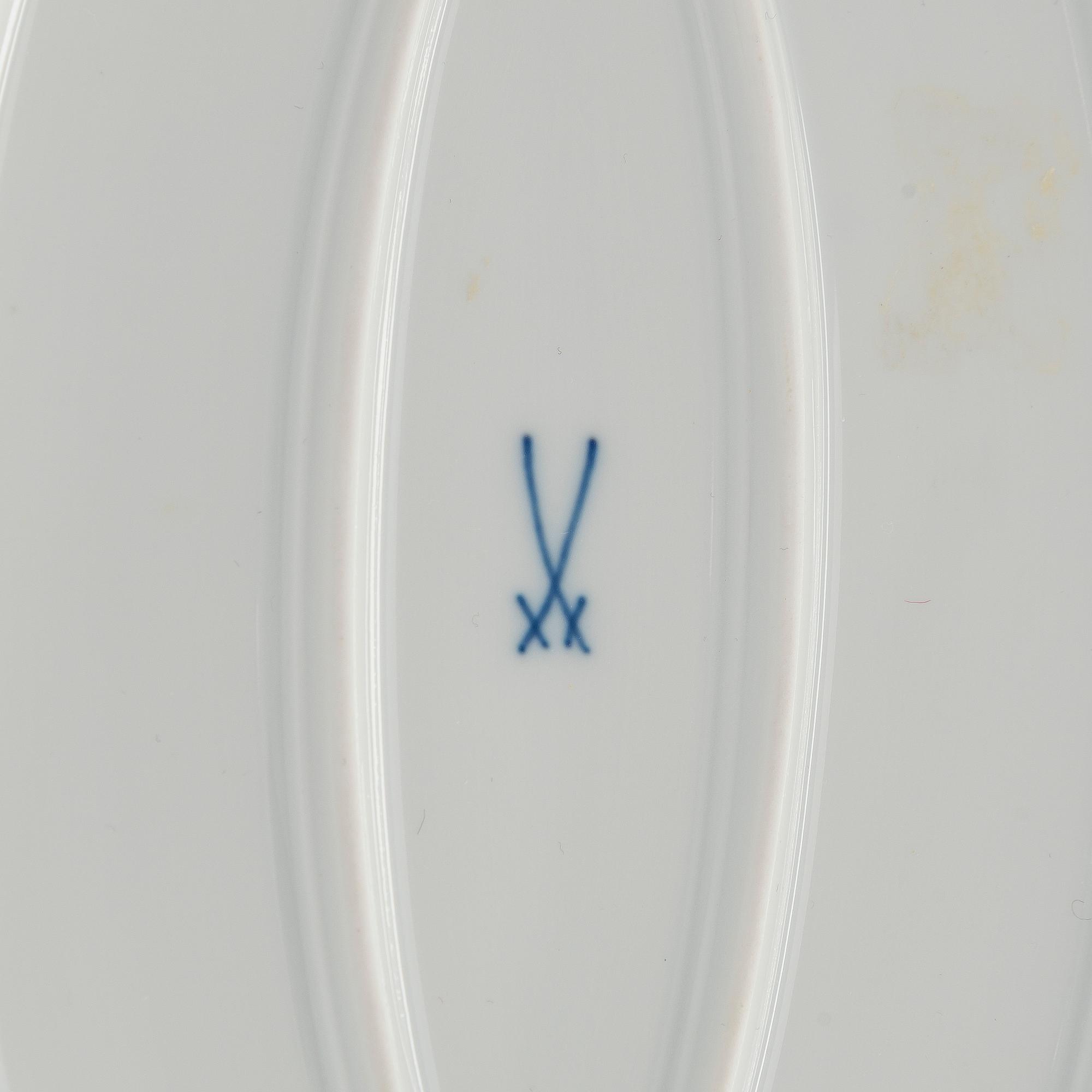 A set of 4 porcelain service pieces, "Onion pattern/Zwiebelmuster", Meissen and Teichert-Werke in Meissen, Germany.