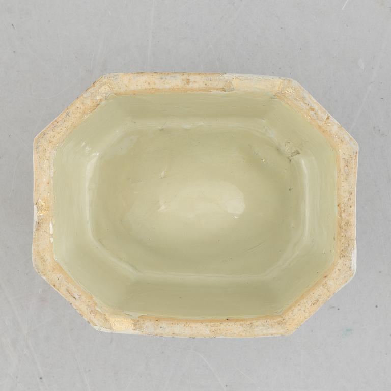 An armorial export porcelain salt cellar, China, Qianlong (1736-95).