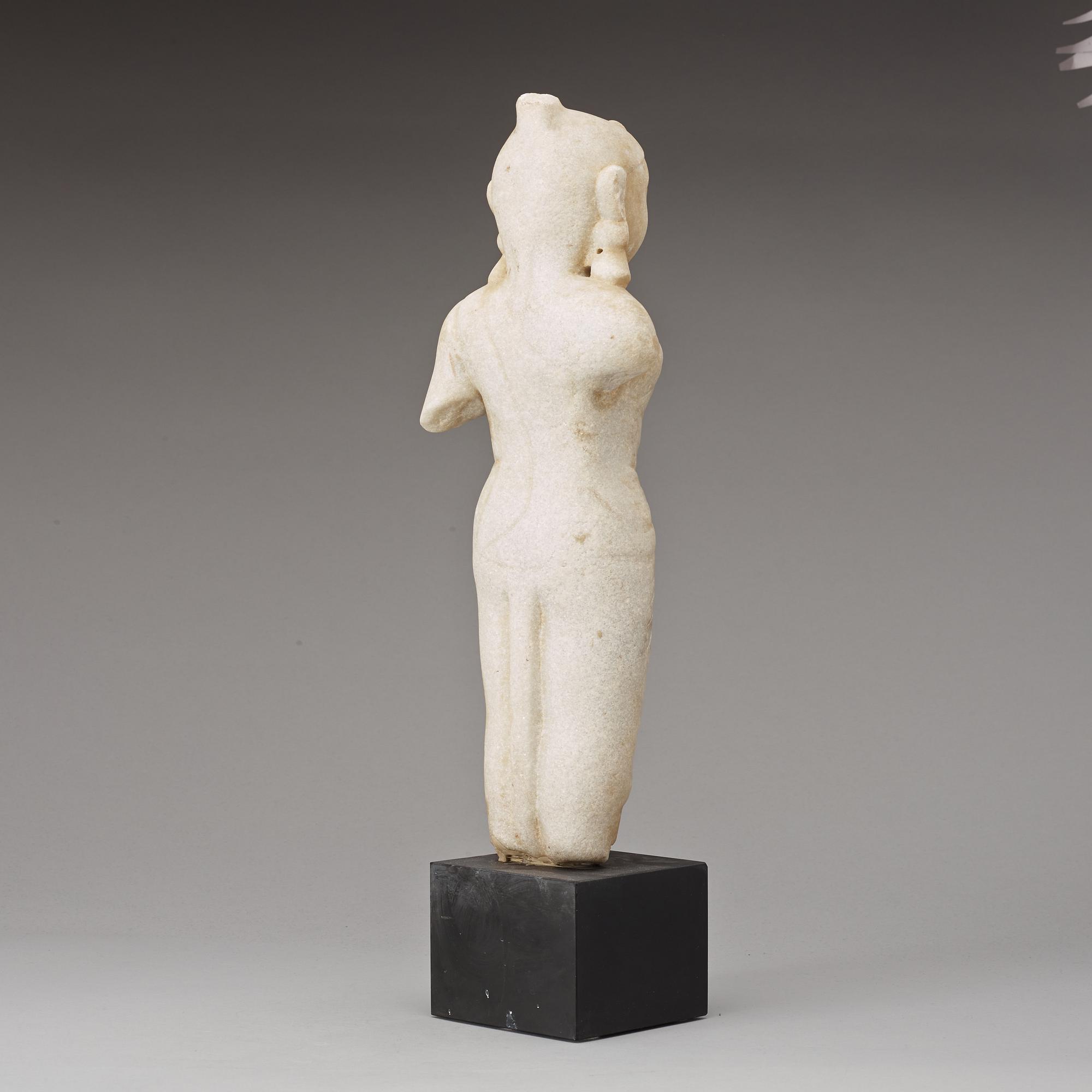 SKULPTUR, marmor. Indien, troligen Gujrat eller Rajasthan, 16/1700-tal.
