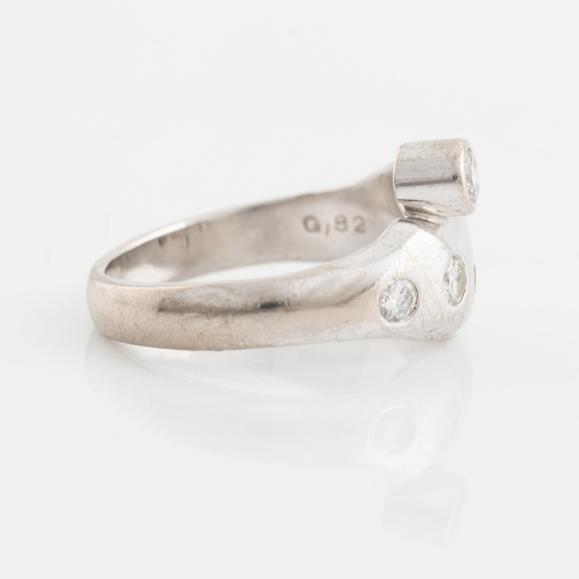 An 18K white gold ring set with round brilliant-cut diamonds.