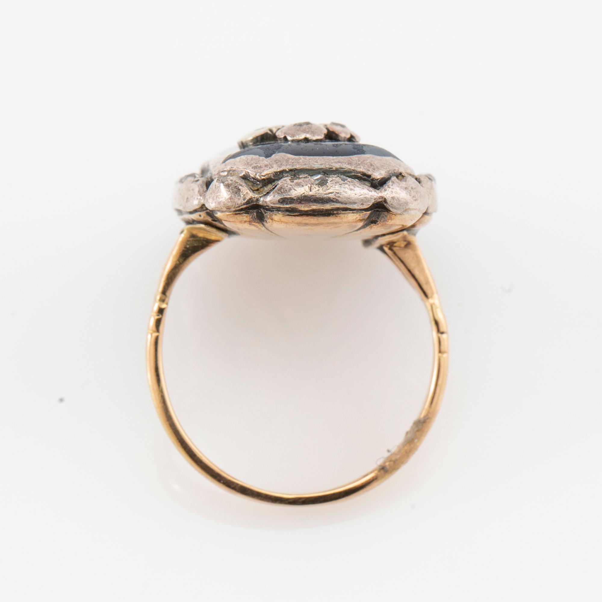 Ring in gold and silver set with rose-cut diamonds and glass, circa 1800.