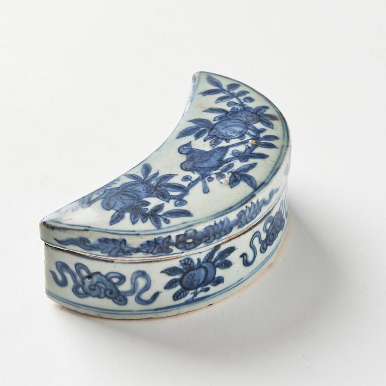 A blue and white moon shaped box with cover, Ming dynasty, Wanli (1572-1620).