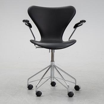 A 'Serie 7' swivel office chair by Arne Jacobsen for Fritz Hansen.