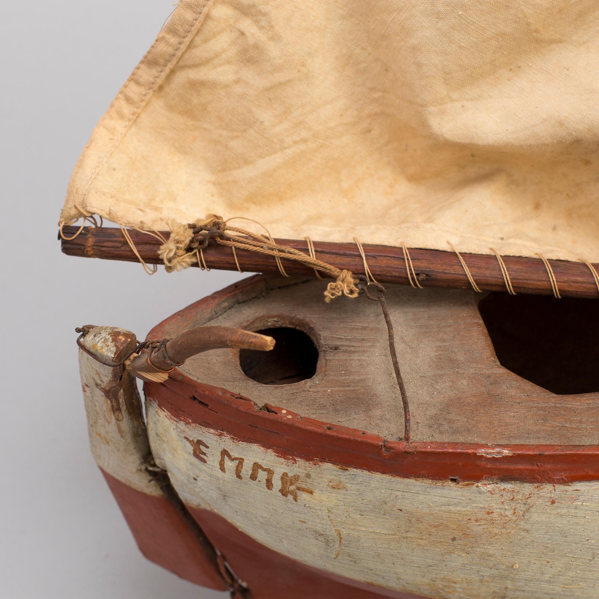 SEGELBÅT, bemålat trä, 1900-talets första hälft.