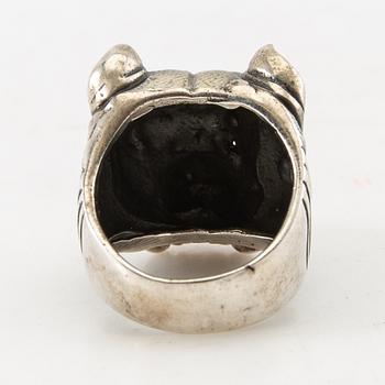 Ring, silver, in the form of a mastiff.