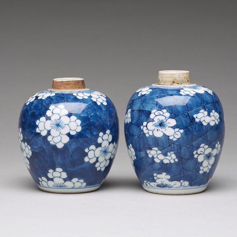 Two blue and white tea caddies, Qing dynasty, Qianlong (1736-95).