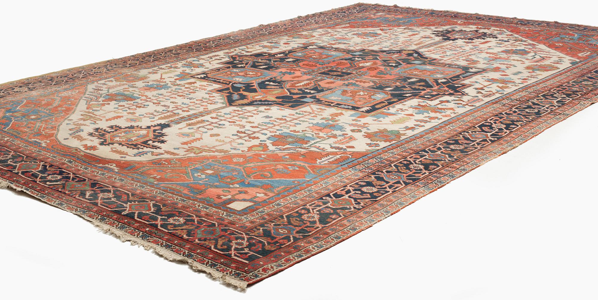 An antique Heriz Serapi carpet, ca 616 x 407 cm.