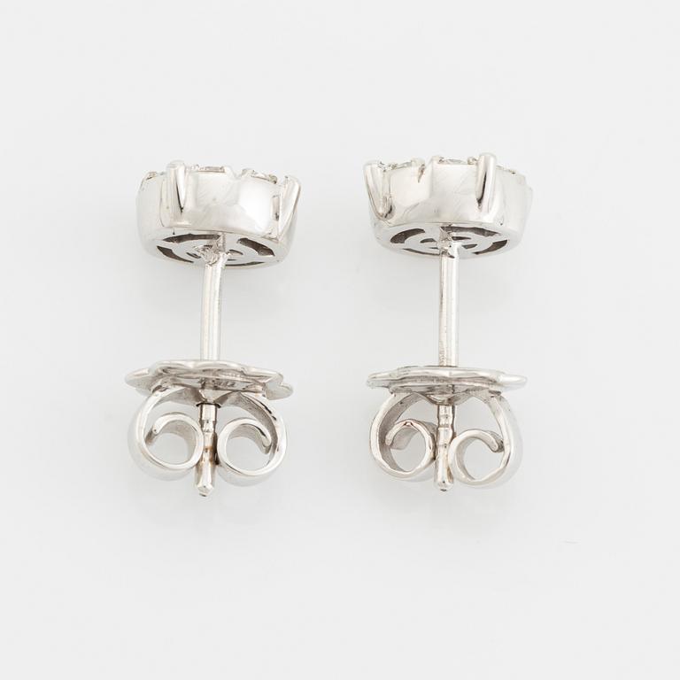 Brilliant cut diamond earrings, total ca 0,47 ct.