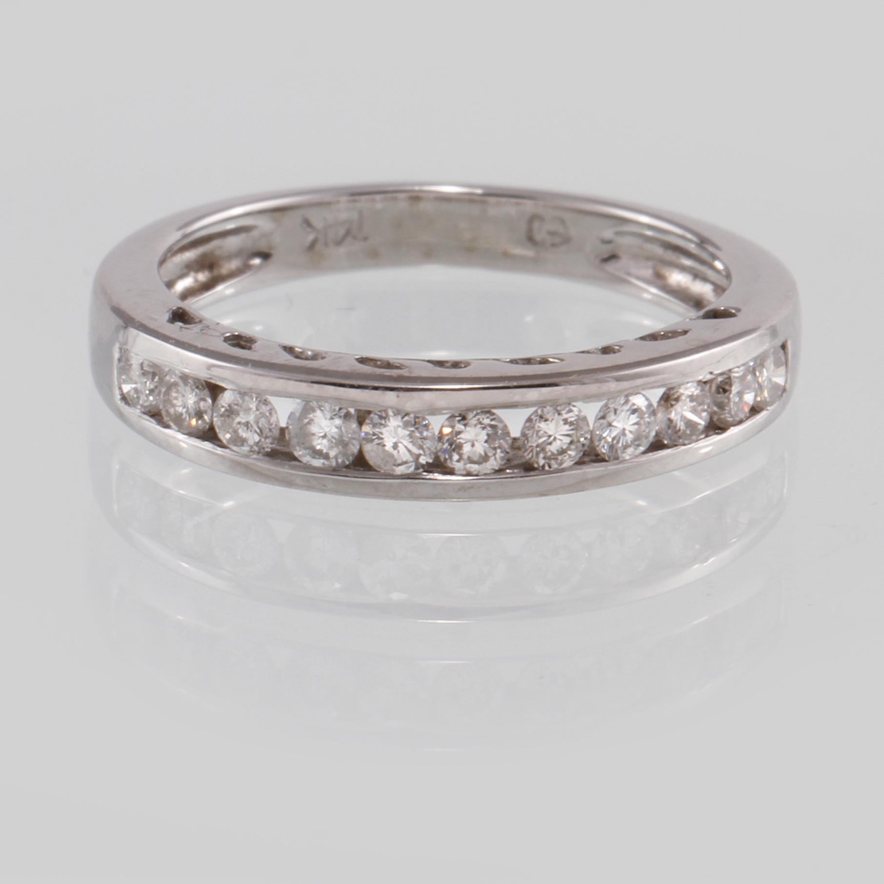 RING, 14K vitguld med 11 briljantslipade diamanter, utländska stämplar. Vikt 2,1 gram.