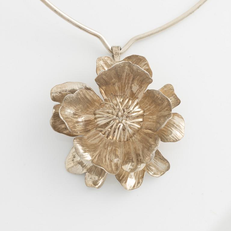 Pendant/brooch in flower shape, sterling silver, Peter von Post.