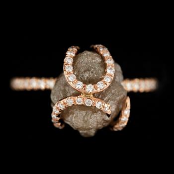 RING, roséguld 18k, "diamond in the rough" med grå rådiamant samt små briljantslipade diamanter. Vikt ca 3 gram.