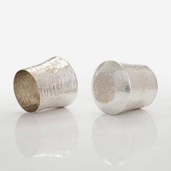 Tapio Wirkkala, malja ja pikareita 2 kpl, sterlinghopeaa, Kultakeskus Hämeenlinna, 1970, 1974 ja 1979.