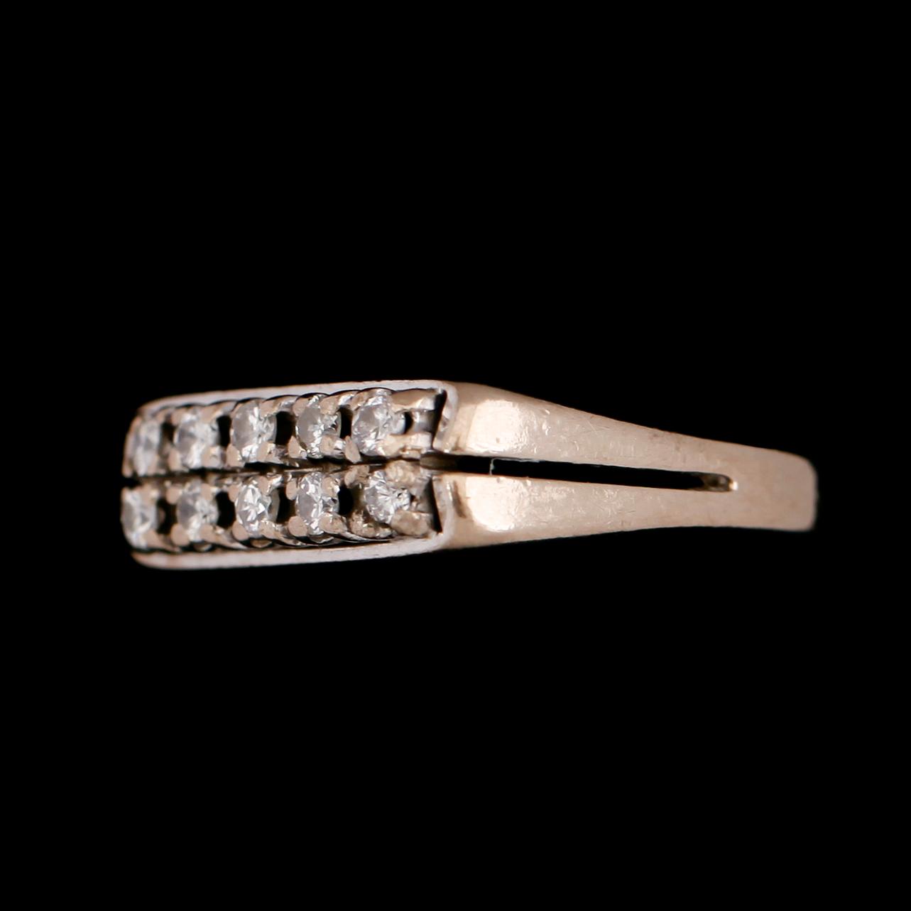RING, 18 k vitguld med 10 mindre briljantslipade diamanter. Total vikt ca 5 gram.