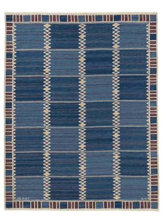 Barbro Nilsson, MATTA, "Salerno blå med enkel bård", rölakan, ca 259,5 x 203,5 cm, signerad AB MMF BN.