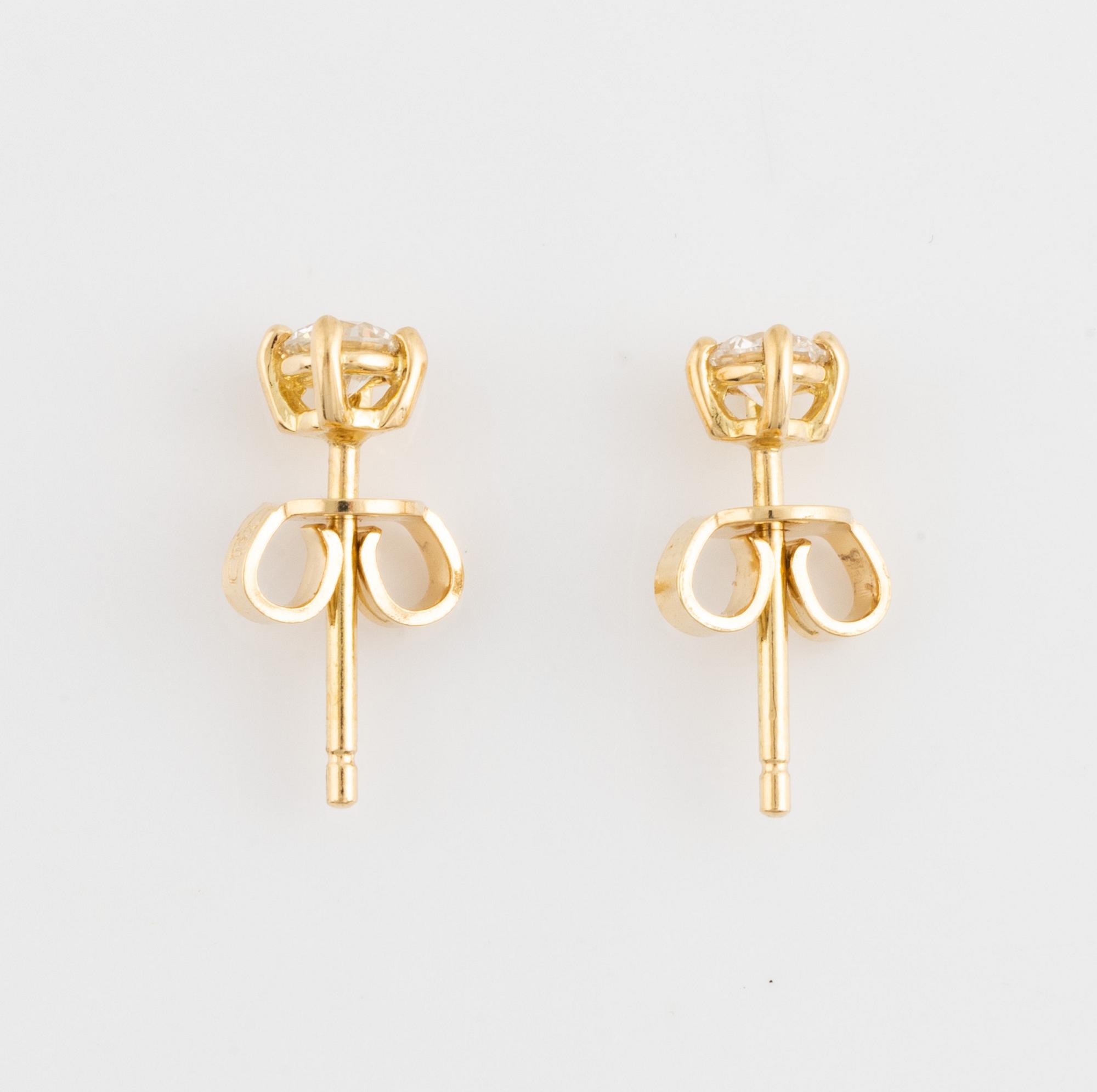 Brilliant cut diamond earrings.
