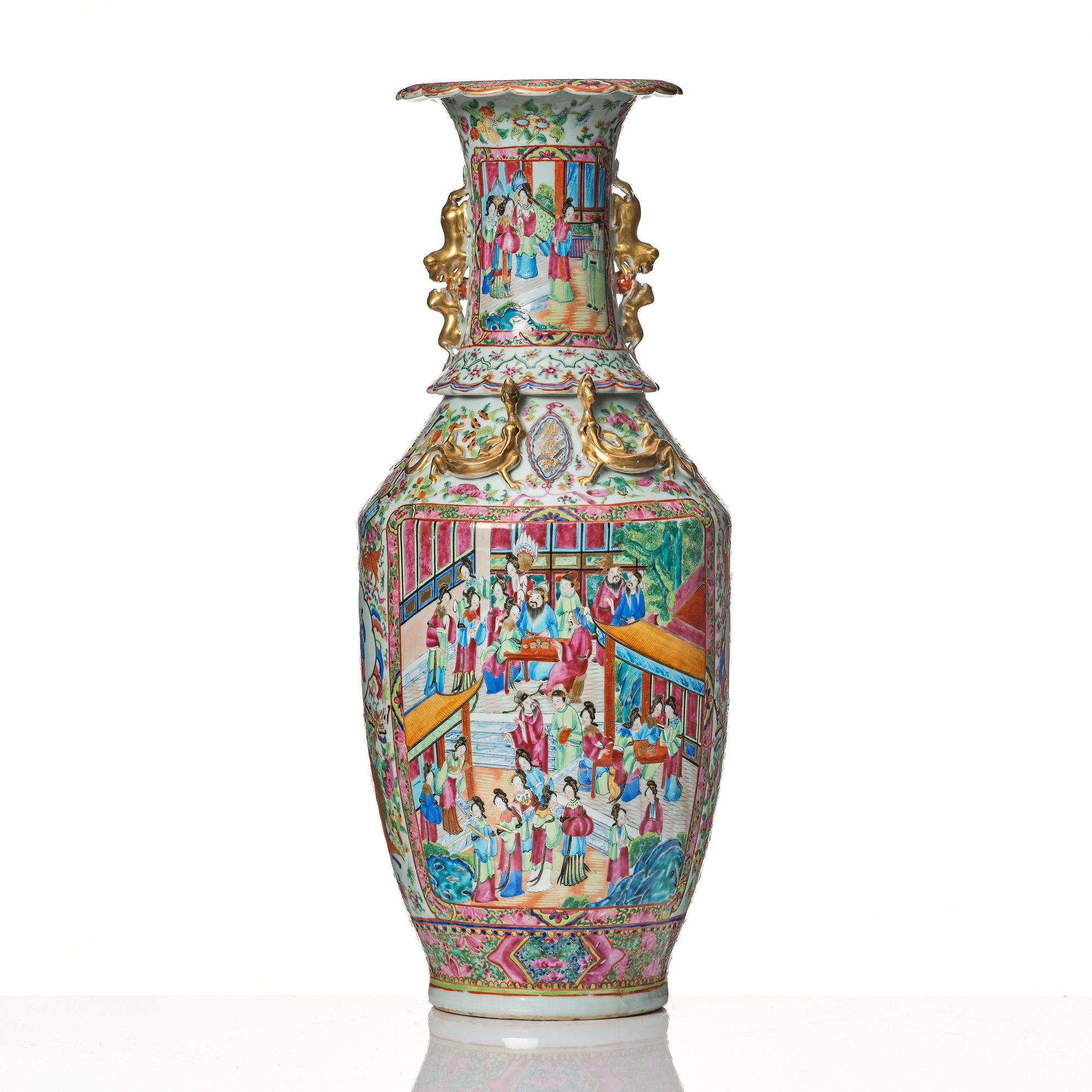 A large Canton famille rose vase, Qing dynasty, 19th Century.