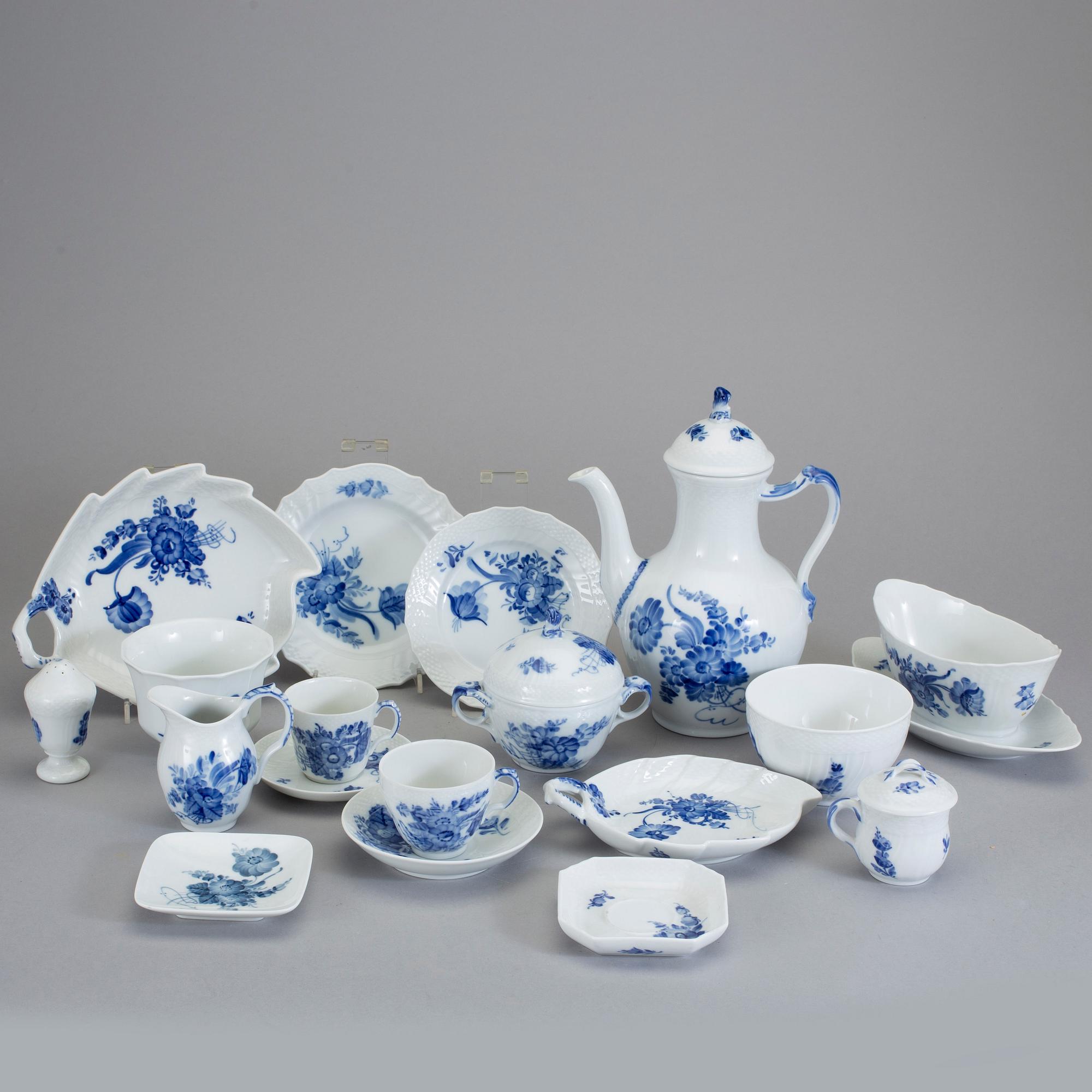 SERVISDELAR, porslin, 47 delar, "Blå blomst", Royal Copenhagen.