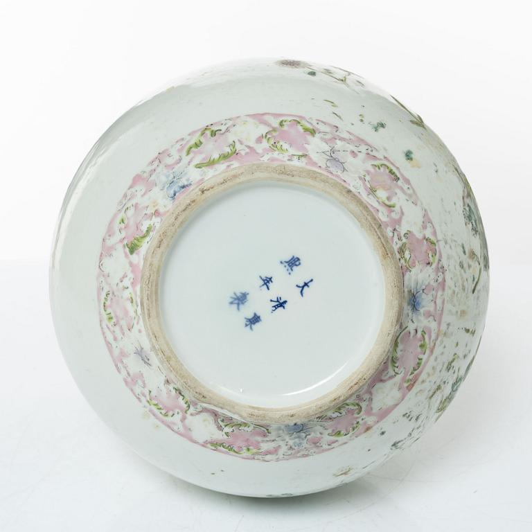 A Chinese famille rose porcelain vase, 19/20th century.