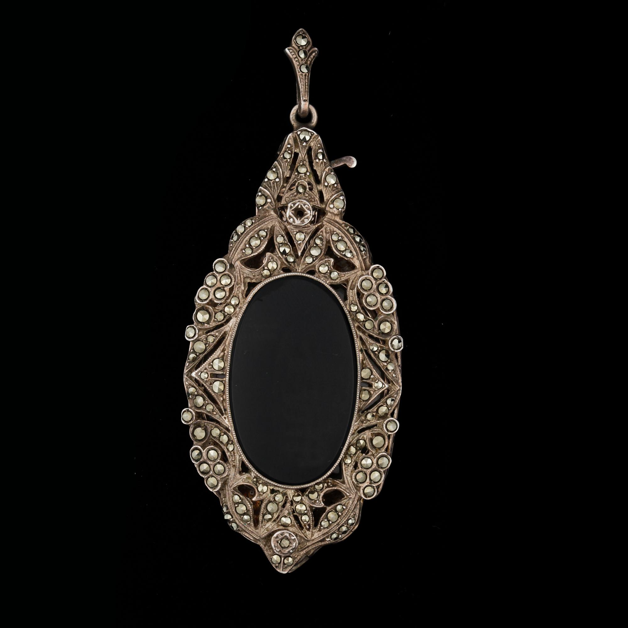 HALSSMYCKE med lornjett, vitmetall, 1900-talets början.