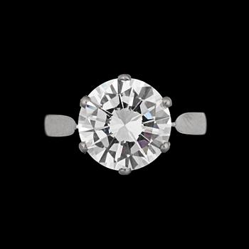 1047. A brilliant cut diamond ring, 4.52 cts.
