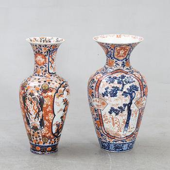 Golvurnor 2 st Japan omkring 1900 porslin.