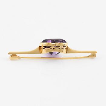 Brooch, A. Tillander, 18K gold with heart-shaped amethyst.