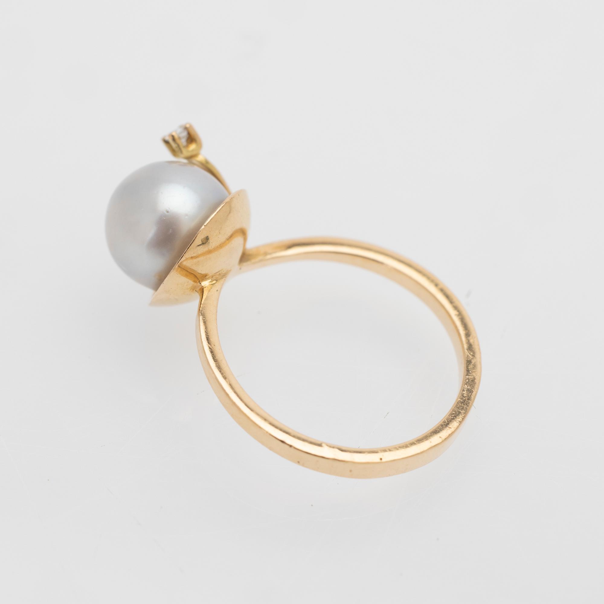 18K gold ring with a cultured pearl and a diamond.