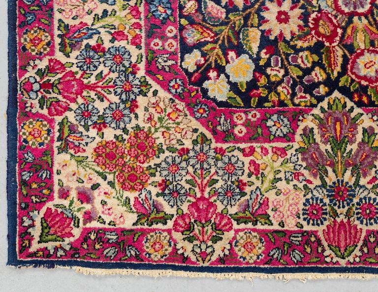 A rug, semi-antique Kerman, ca 218 x 140,5 cm.