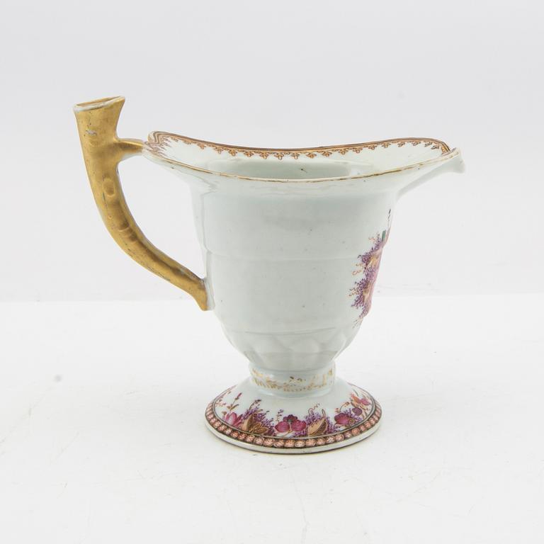 A Chinese export porcelain sauce boat, Qianlong (1736-95).