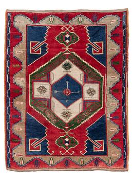 An antique Anatol rug, c. 170 x 134 cm.