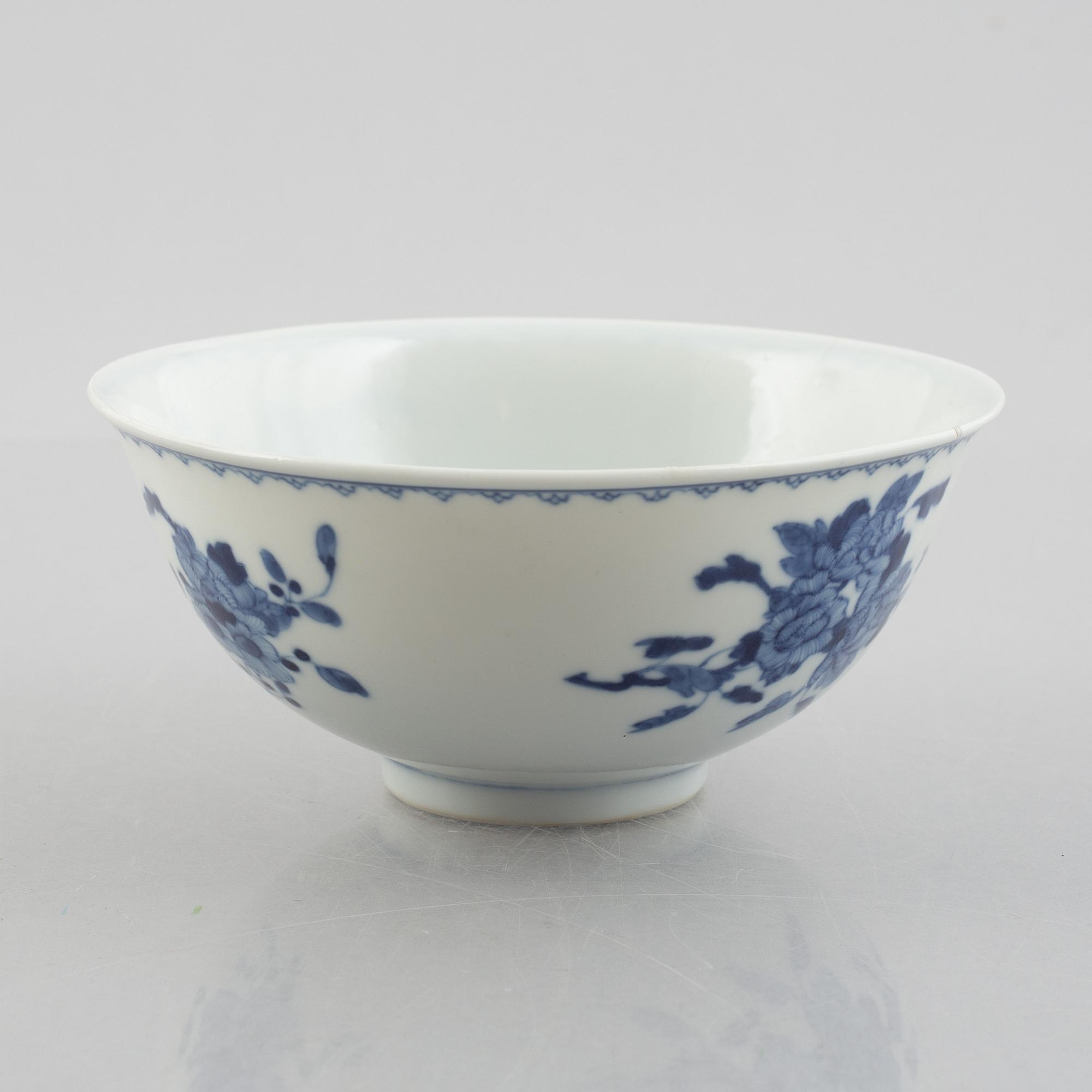 A group of three Chinese blue and white porcelain bowls, late Qing dynasty / early 20th century.
