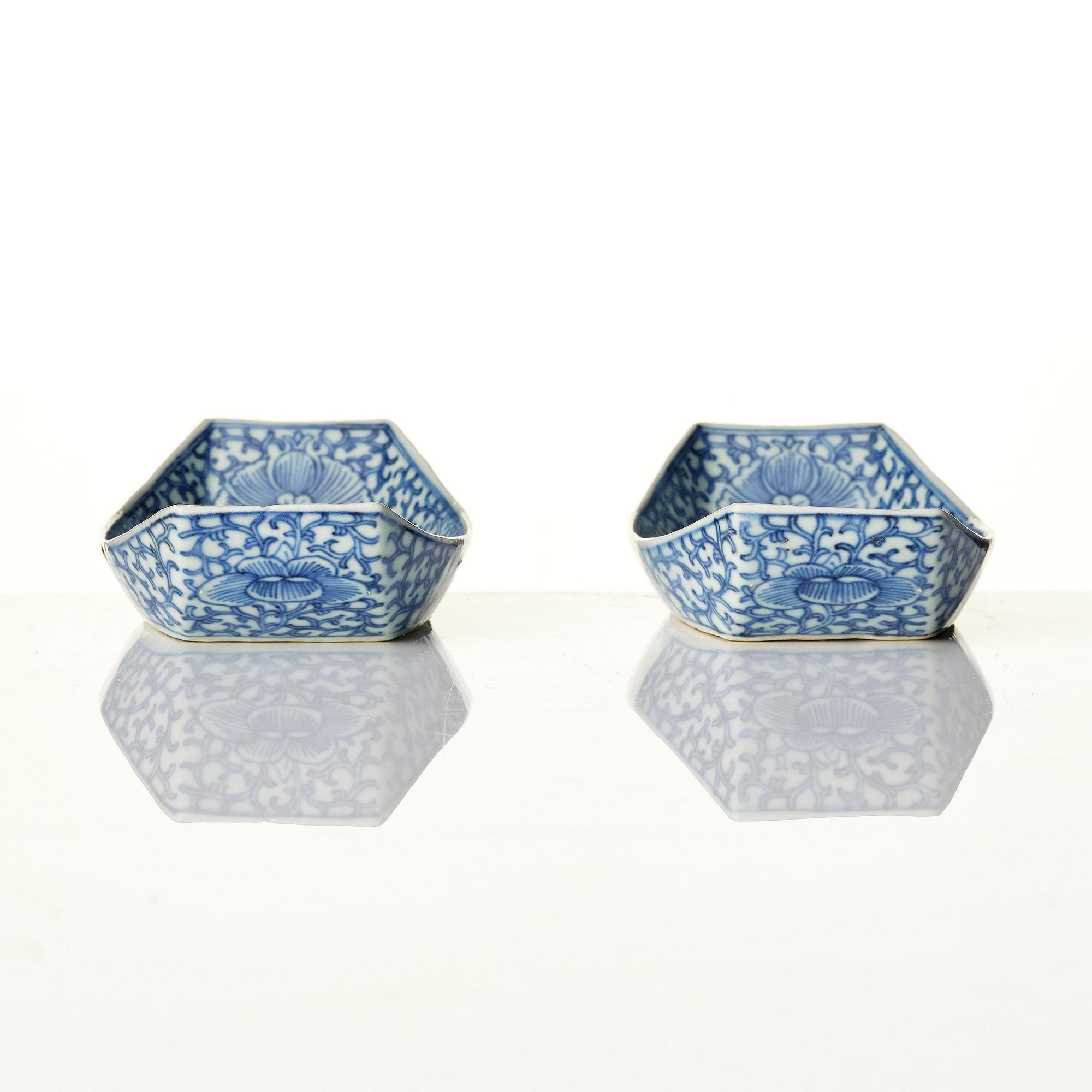 A pair of blue and white dishes, late Qing dynasty, 19th century.