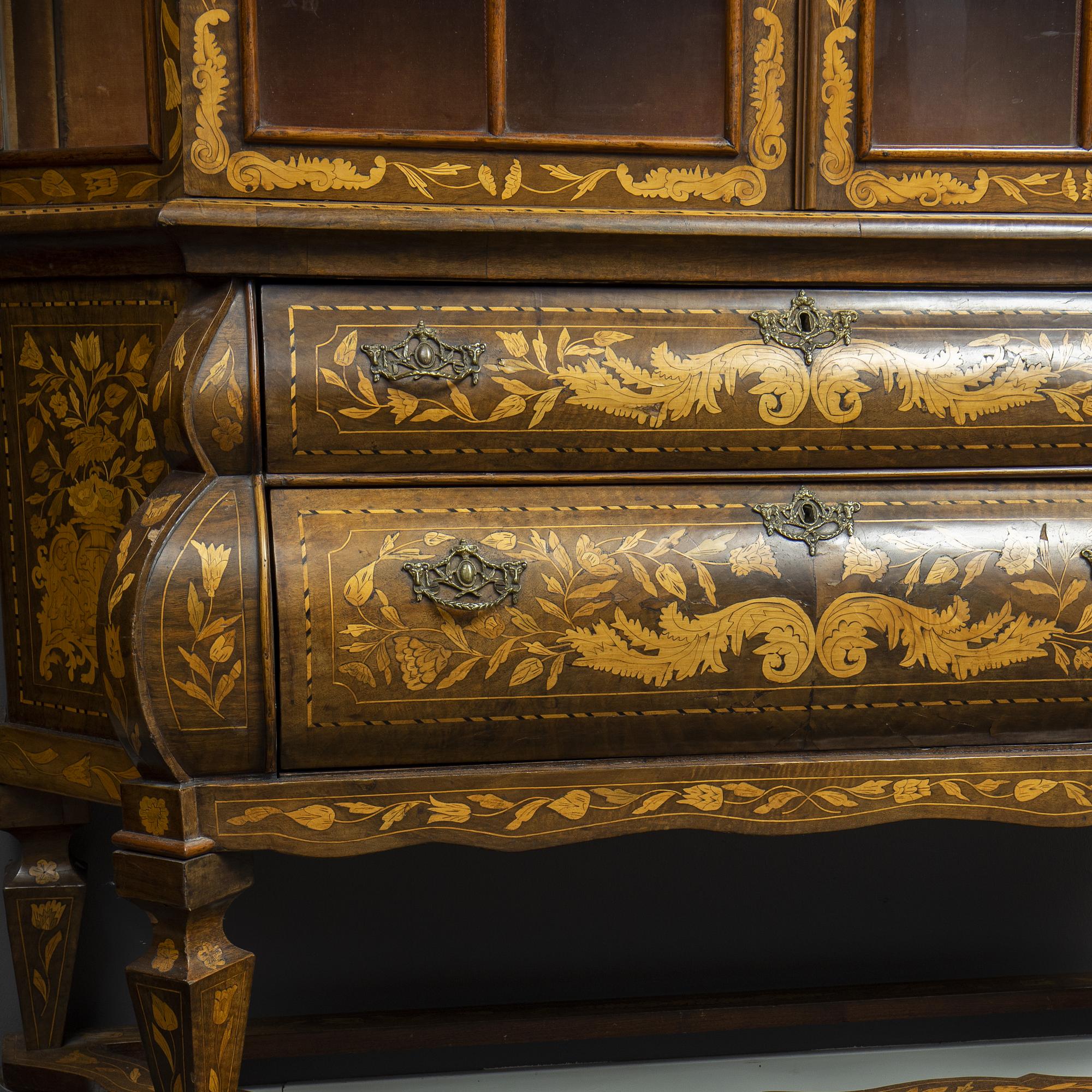 A Dutch display cabinet, 18th century.