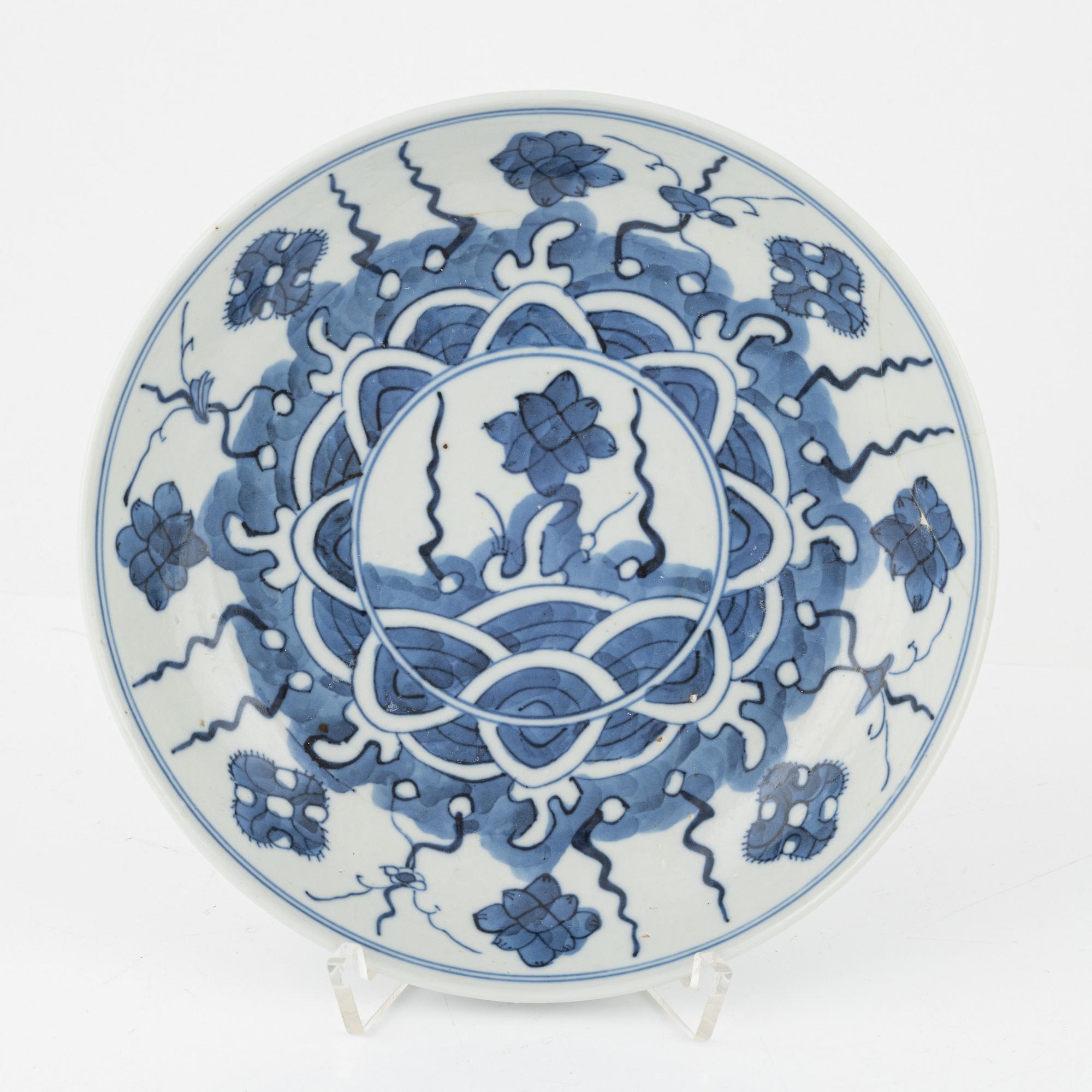 13 blue and white porcelain dishes, China, late Qingdynasty.